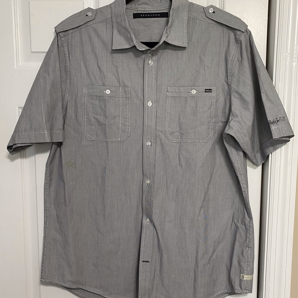 Sean John Short Sleeved Shirt Men’s Size XL Button Up Gray White Stripes Logo